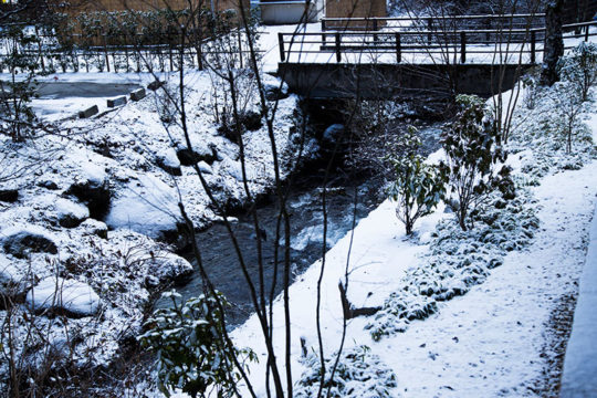 長野県駒ヶ根市　旅館「季澄香」　冬　雪景色　清流「季の川」