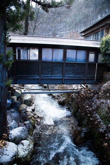 長野県駒ヶ根市　旅館「季澄香」　冬　雪景色　清流「季の川」