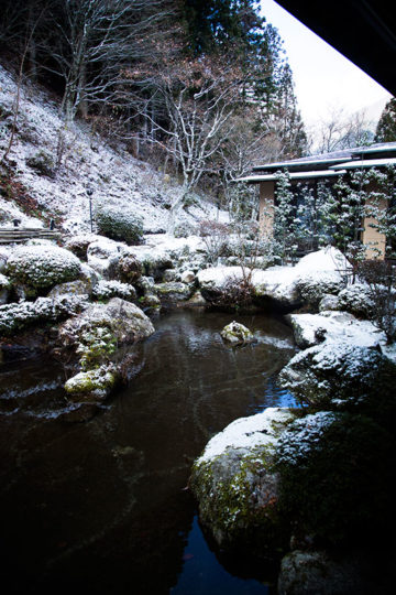 長野県駒ヶ根市　旅館「季澄香」　冬　雪景色　清流「季の川」